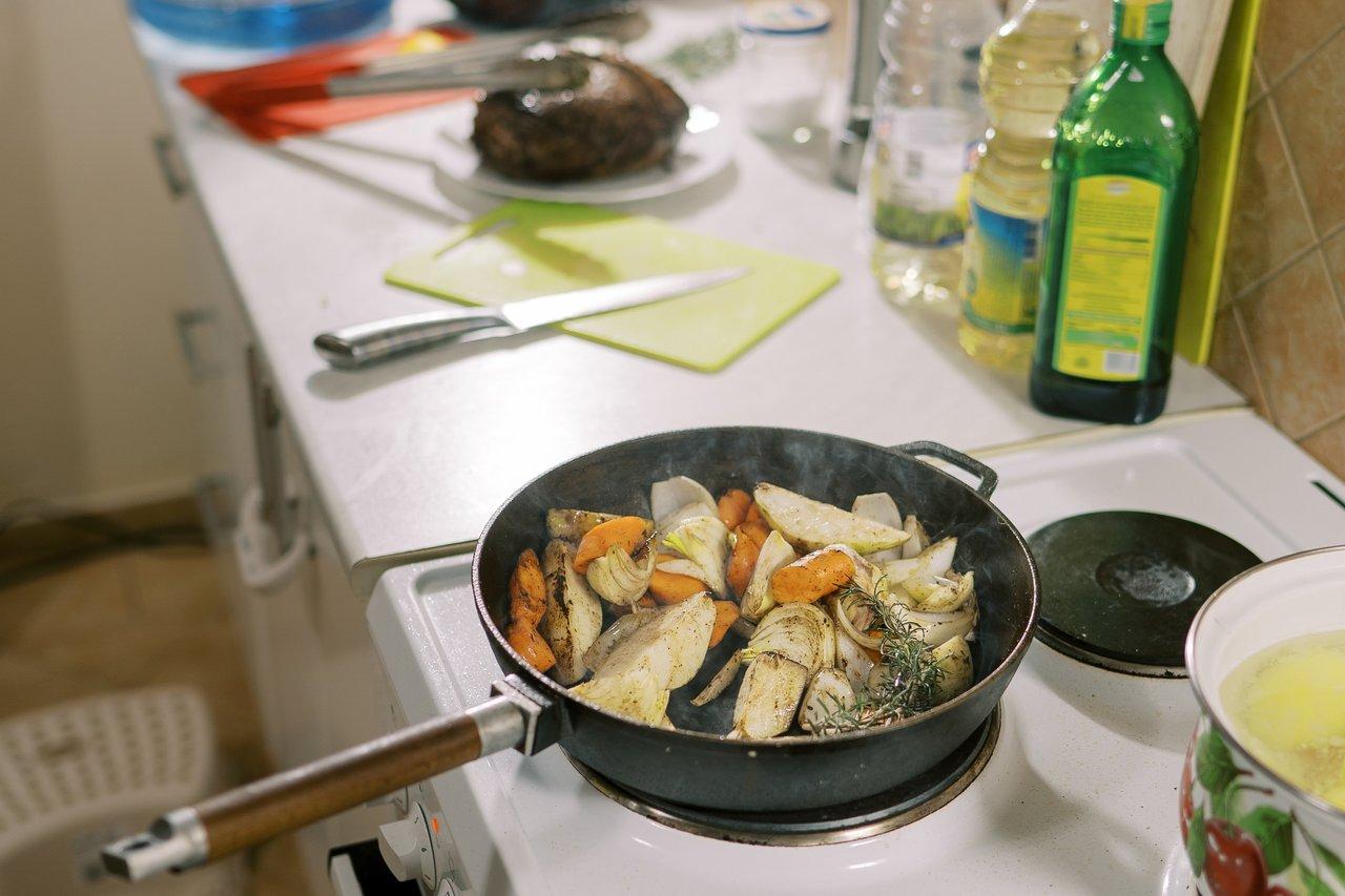 Cuisiner sans four : 5 déjeuners savoureux et pratiques pour la pause midi