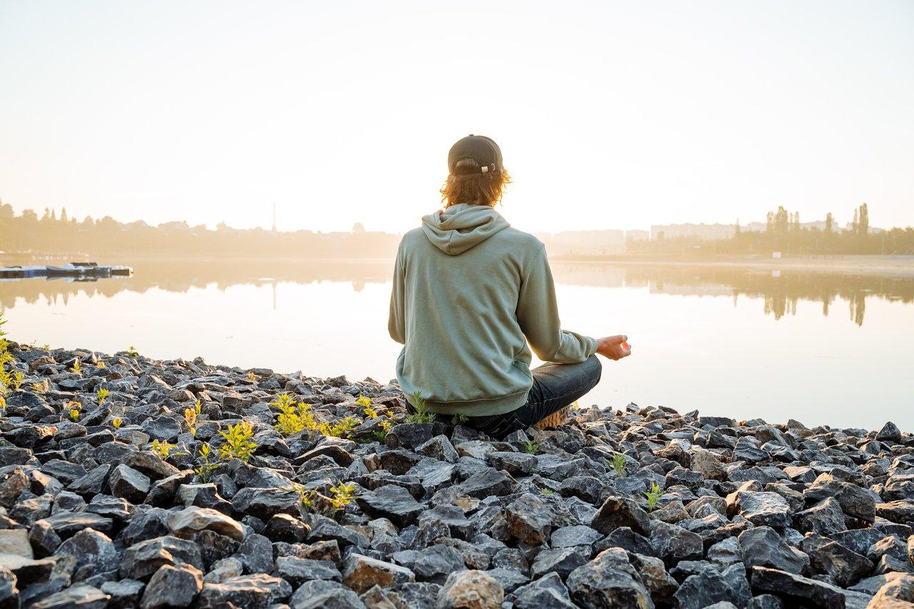Méditation matinale : la clé pour transformer durablement votre bien-être