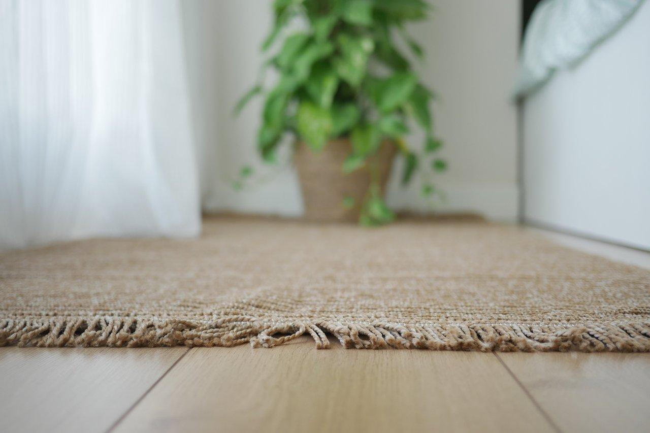Top 4 tapis en fibres naturelles antiallergiques pour salon familial en 2026