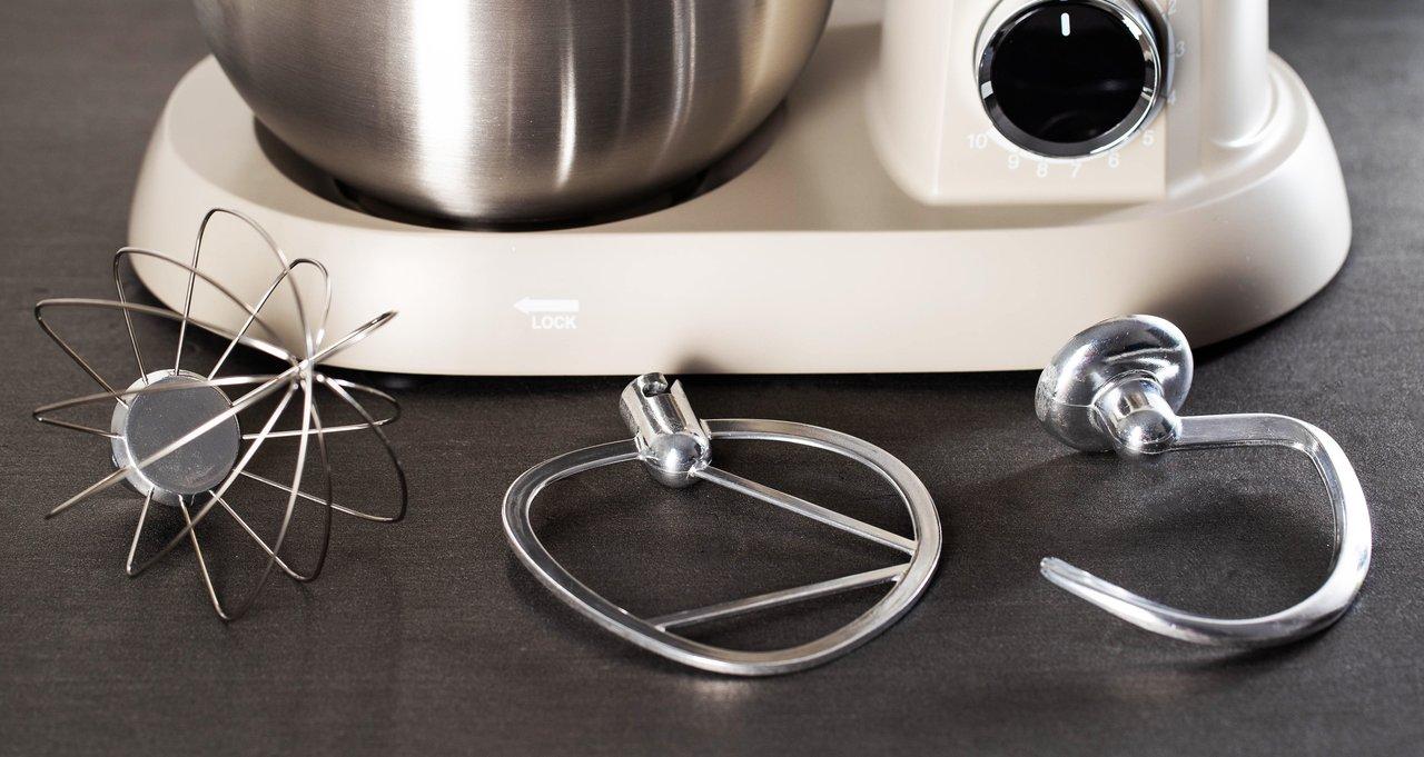Accessoires pour robot de cuisine, idéal pour la préparation rapide de pâtisserie et recettes express.