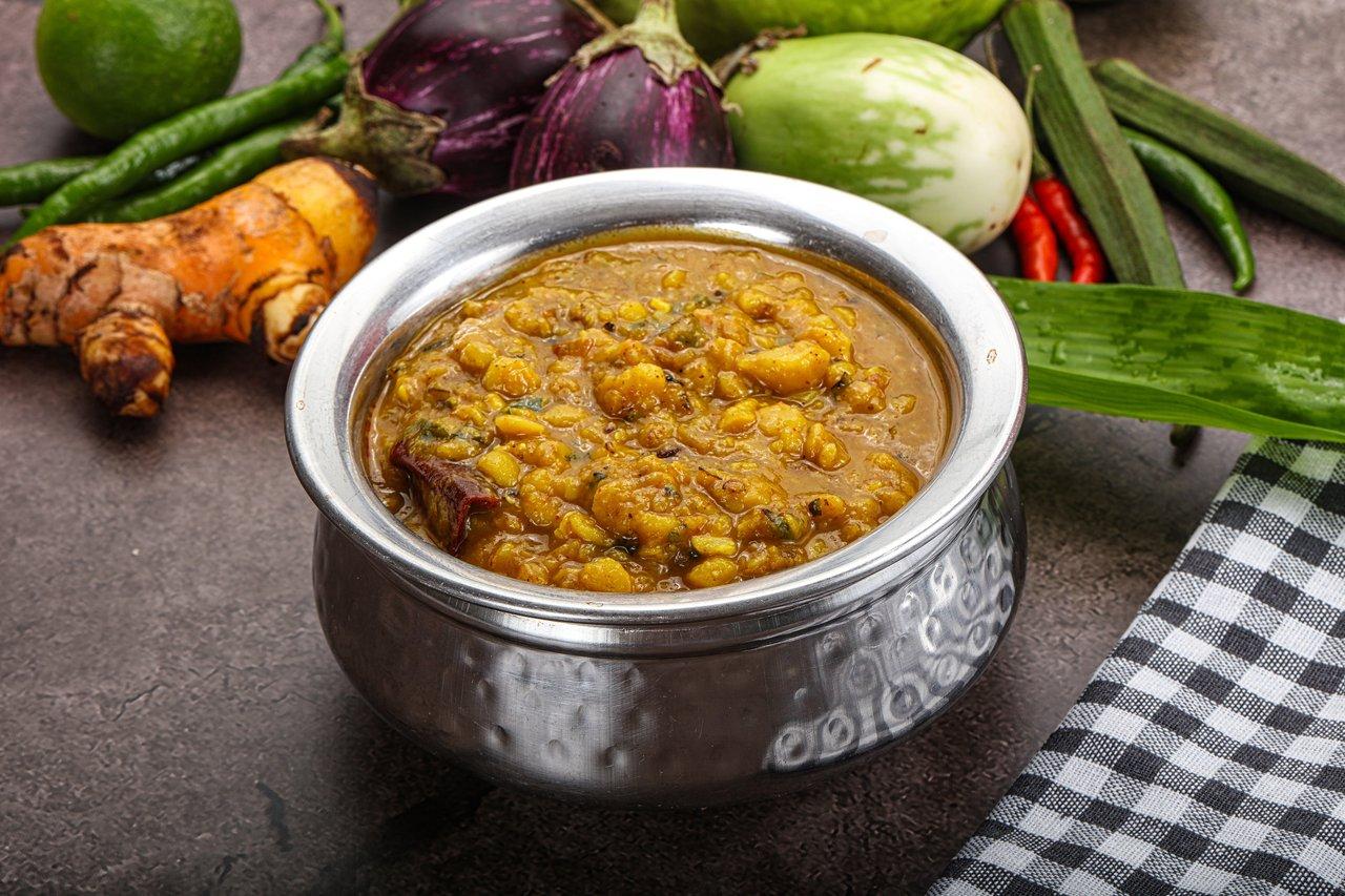 Assiette colorée de curry de lentilles, un repas simple, écologique et composé d'ingrédients locaux.