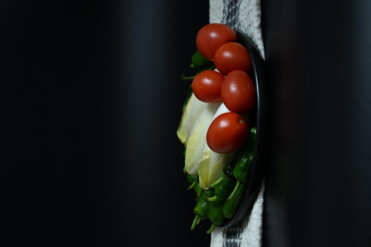 Assiette équilibrée de légumes frais et cuits, illustrant un concept de balanced vegetable plate pour une alimentation saine.