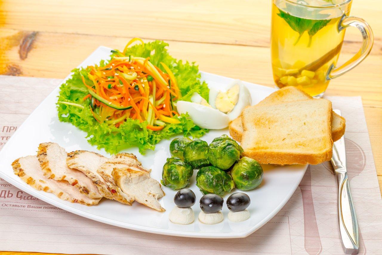 Assortiment coloré d’aliments sains riches en glucides complexes, protéines et bonnes graisses pour un healthy post workout meal.