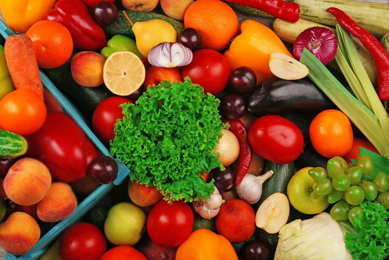 Assortiment coloré de fruits et légumes frais, essentiels pour une alimentation saine et équilibrée.
