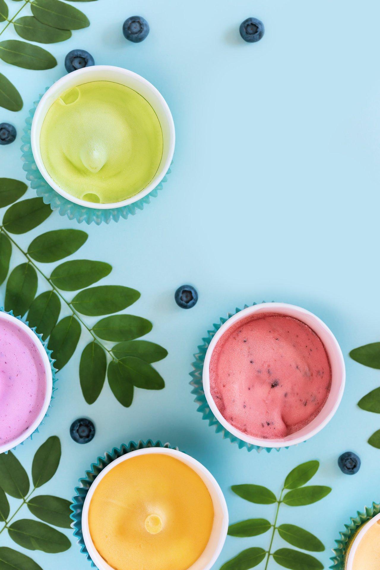 Assortiment coloré de repas sans lactose, incluant légumes, noix, boissons végétales et tofu.