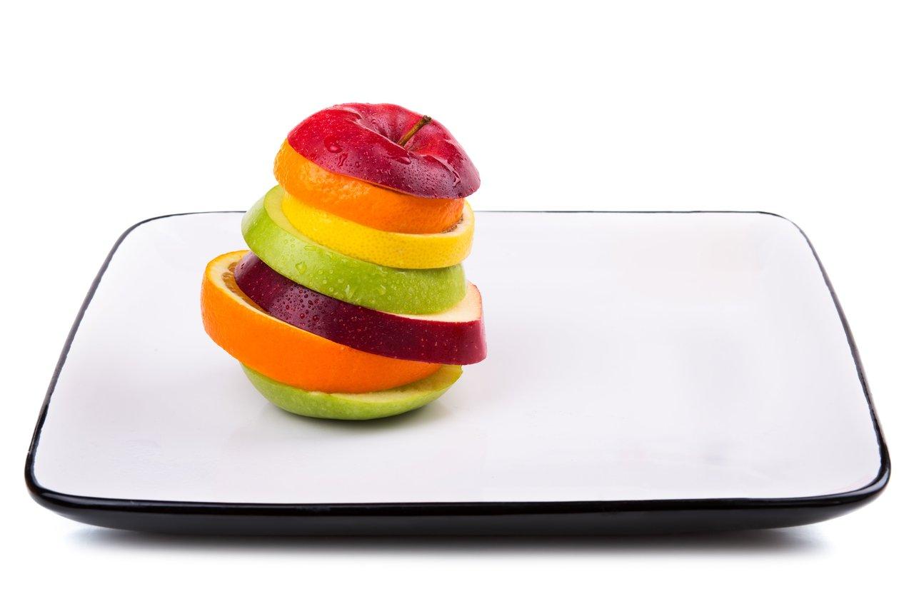 Assortiment de fruits à faible indice glycémique pour une collation saine et équilibrée.