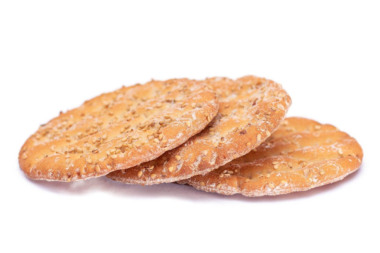 Assortiment de gluten free crackers snack parfaits pour une collation saine au bureau en 2026.