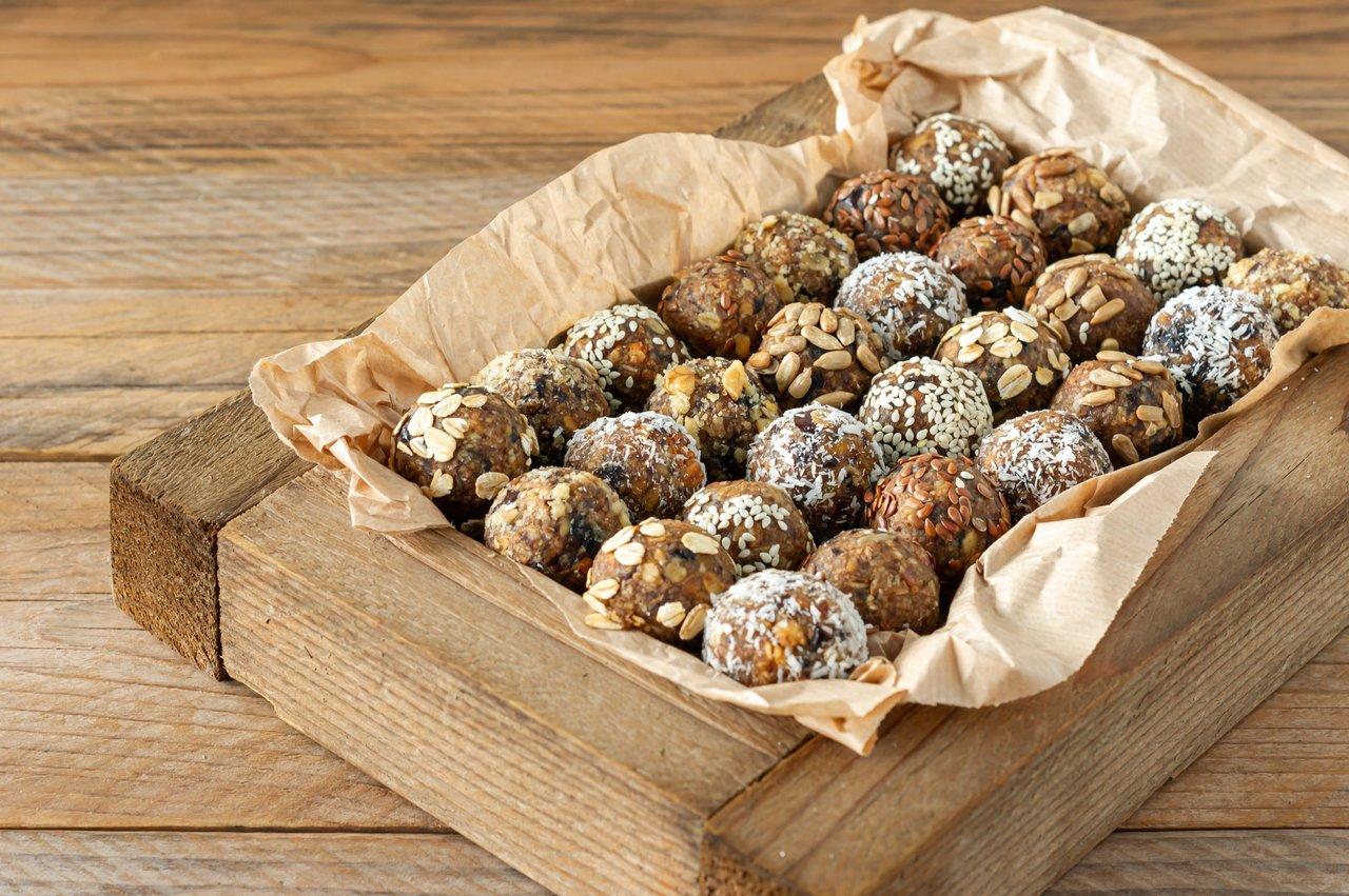 Assortiment de healthy homemade snacks : energy balls vegan sans sucre raffiné et riches en saveurs naturelles.