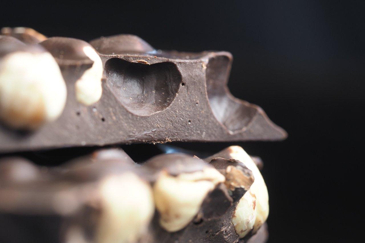 Assortiment d'huiles végétales, oléagineux et chocolat noir, essentiels pour une alimentation saine en hiver.