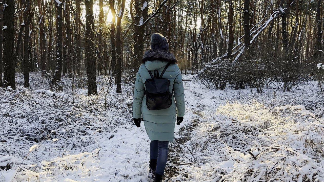 Balade matinale en forêt enneigée pour préserver sa forme et son moral cet hiver.