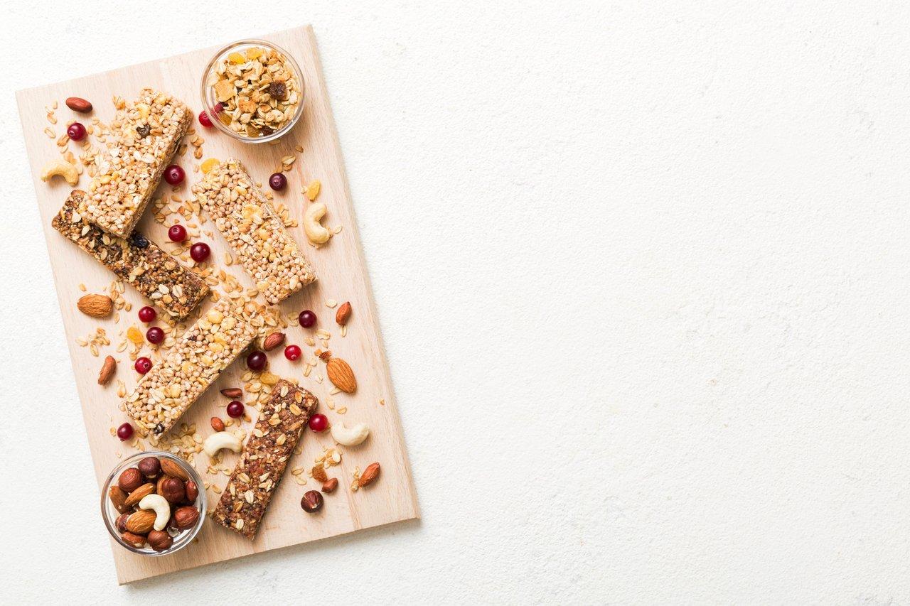 Barres protéinées vegan faites maison, riches en grains, fruits secs, parfaites pour un snack sain au bureau.