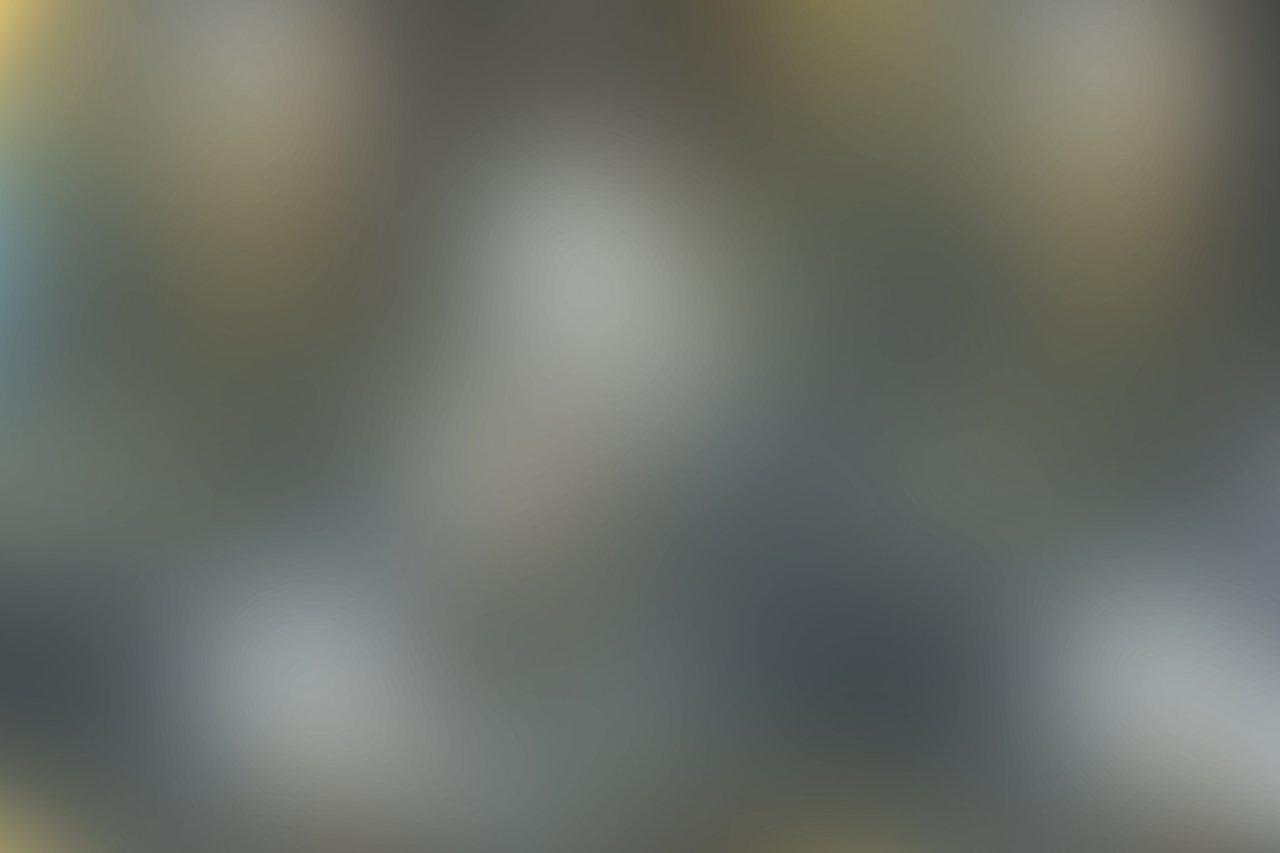 Bébé apaisé s'endormant avec une machine à bruit blanc pour favoriser la détente avant le sommeil.