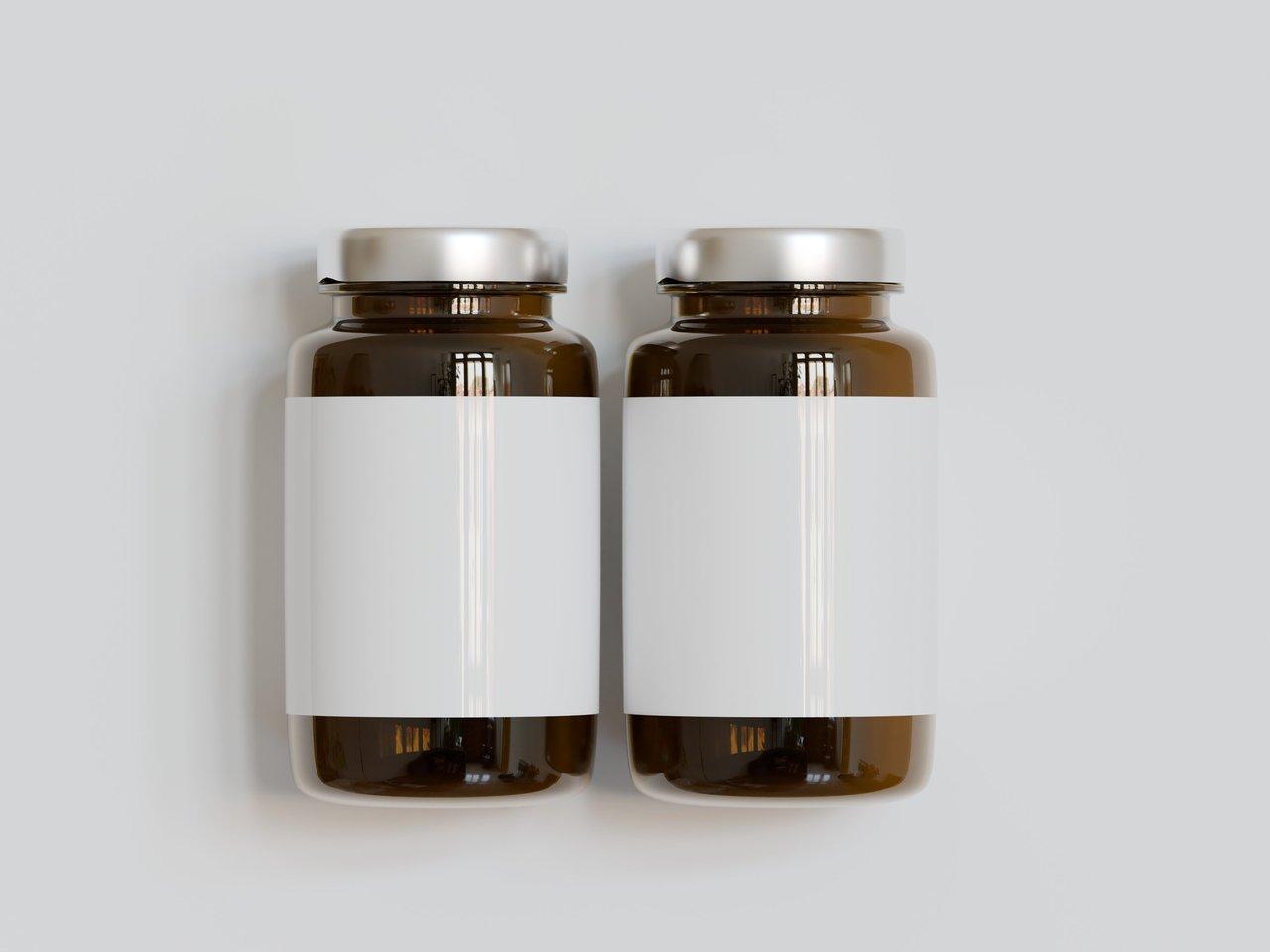 Boîtes de compléments en magnésium naturel (magnésium supplement bottles natural) sur une table épurée, idéales pour réduire la fatigue.