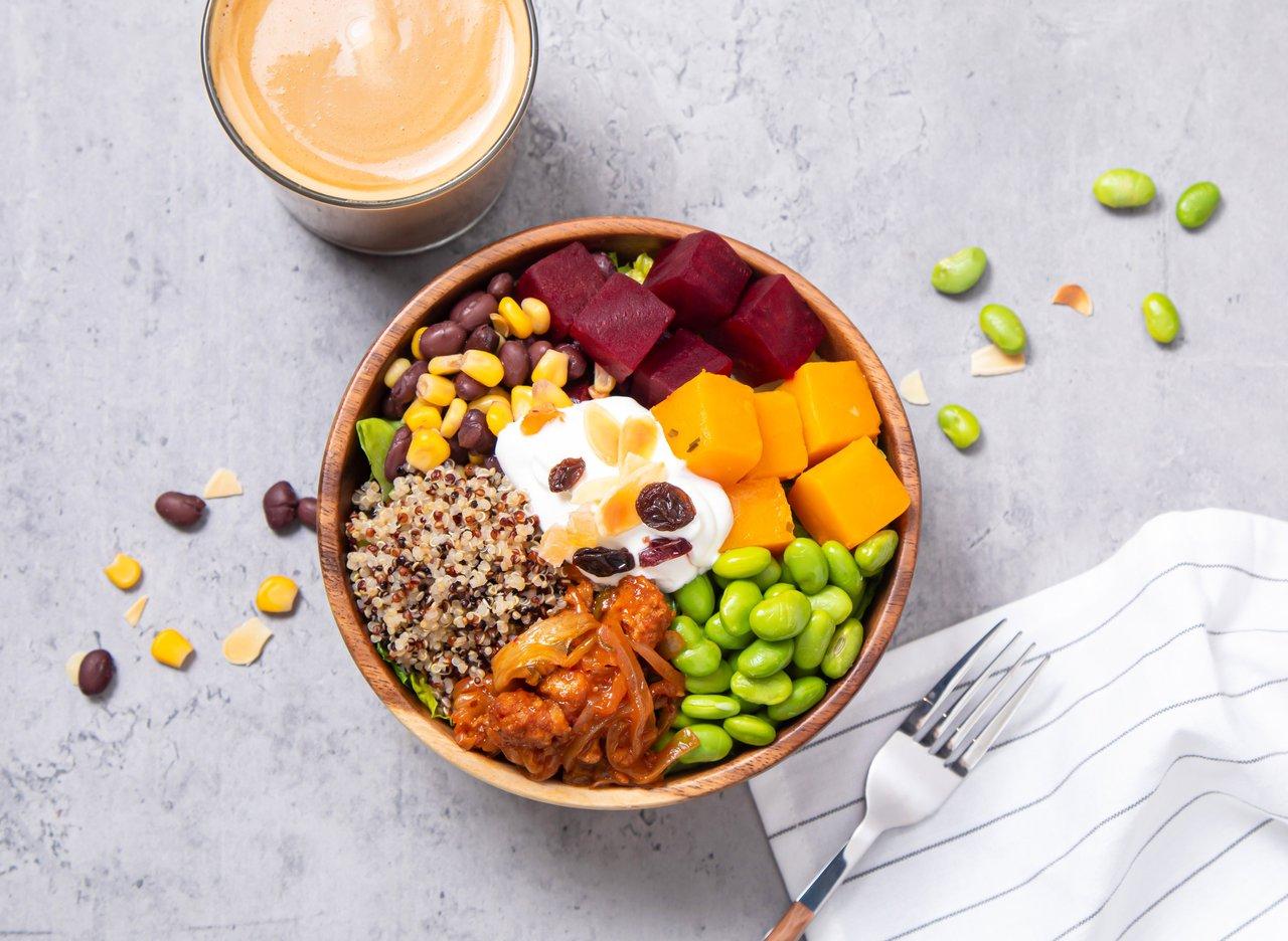 Bol de céréales complètes colorées et rassasiantes, parfait pour un petit-déjeuner équilibré.