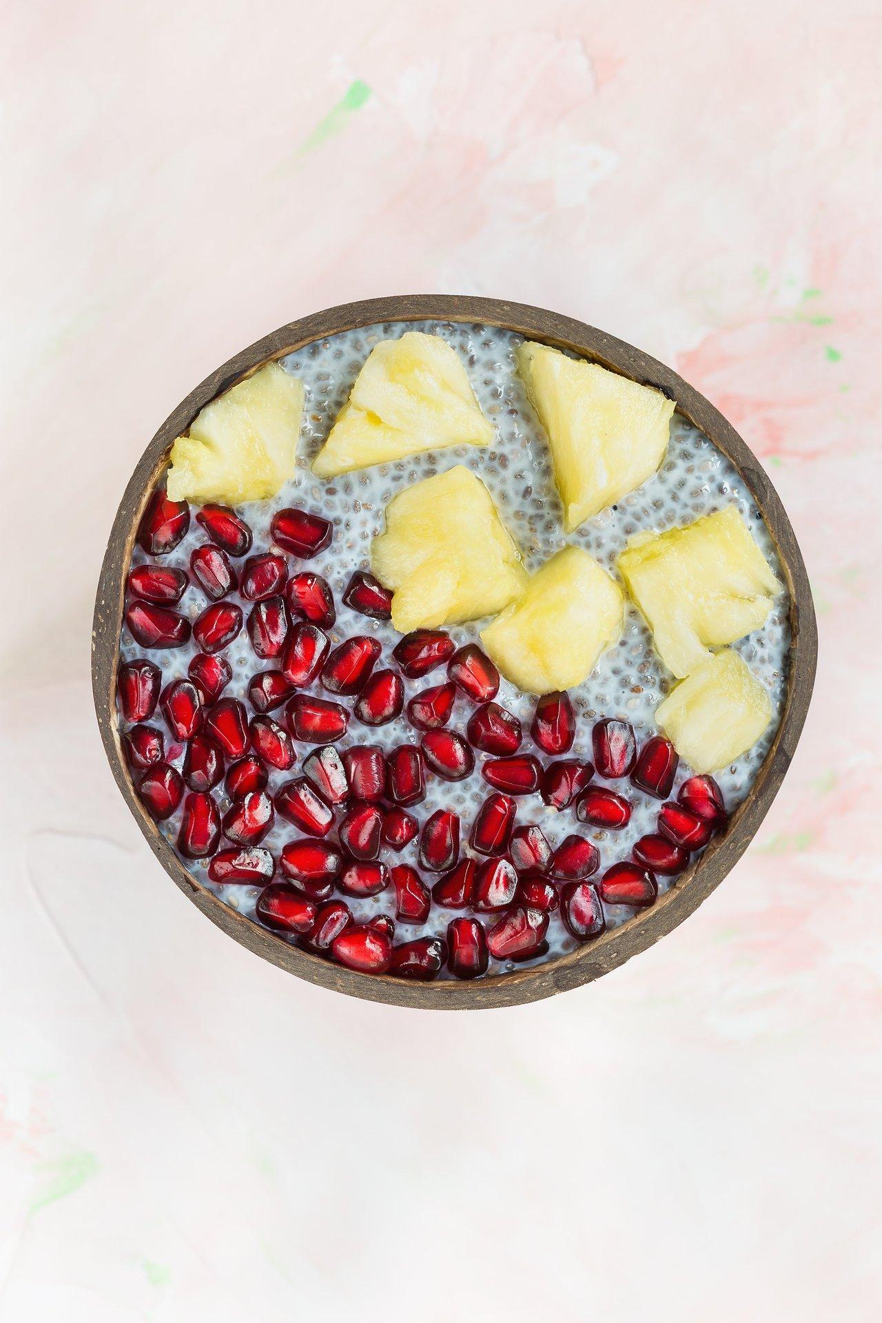 Bol de pudding de graines de chia, mangue, grenade et yaourt grec, un petit déjeuner sain et rapide.