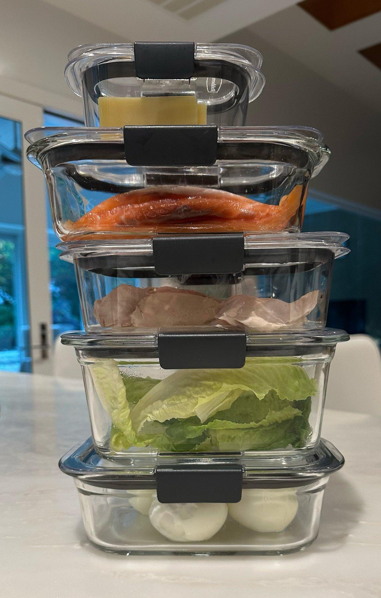 Contenants de préparation de repas en verre avec des ingrédients frais, idéaux pour une organisation efficace en cuisine.