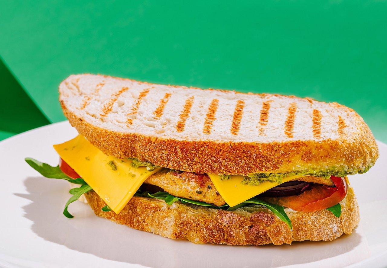 Croque-monsieur végétarien doré au four, garni de légumes colorés et fromage fondant, pour un repas sain.