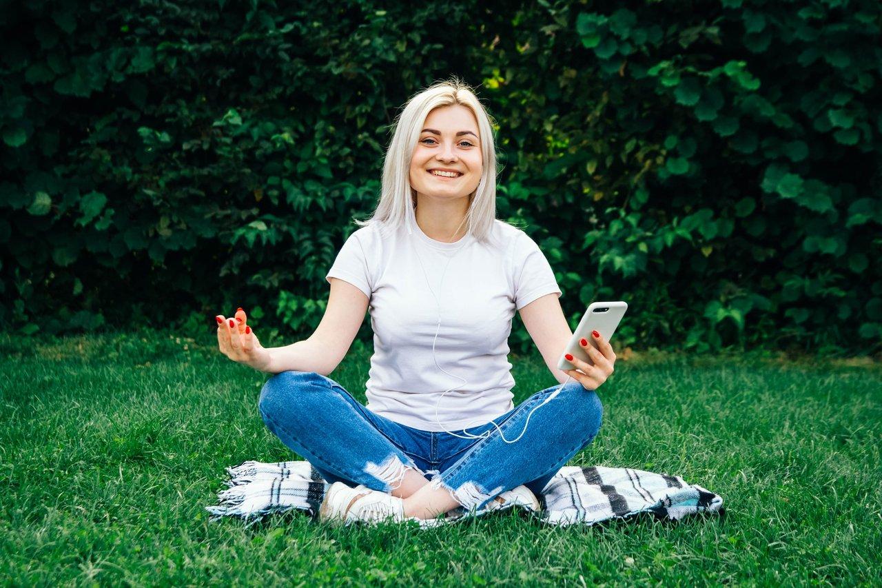 Écran de smartphone avec une application de méditation favorisant la relaxation avant le coucher.