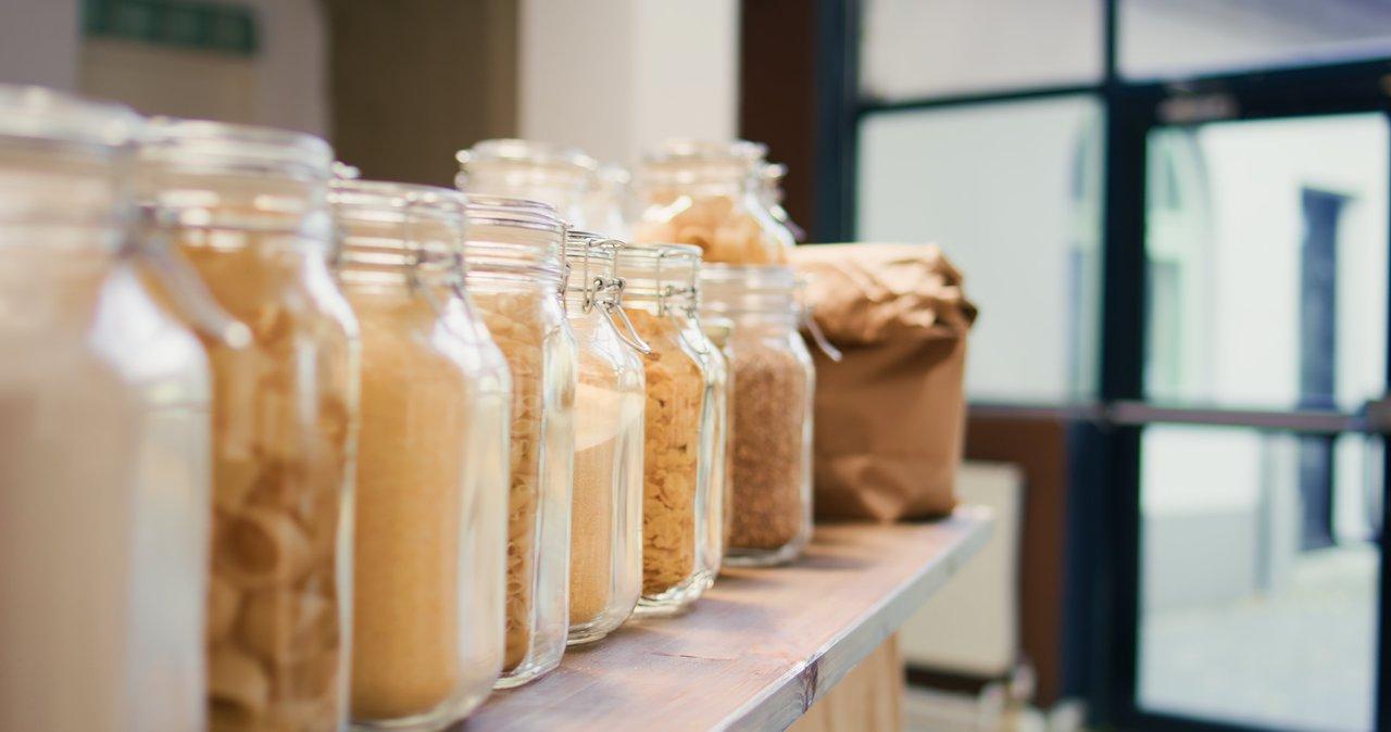 Étagères de produits en vrac bio dans un supermarché naturel, favorisant une nutrition vegan et un mode de vie éco-responsable.