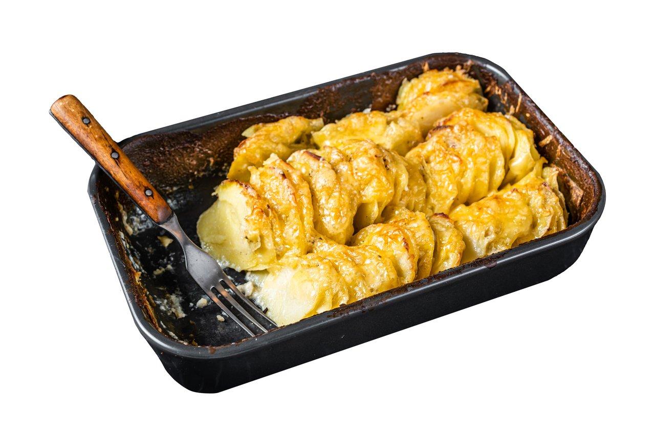 Gratin dauphinois léger doré avec une salade verte croquante, parfait pour un repas savoureux et équilibré.