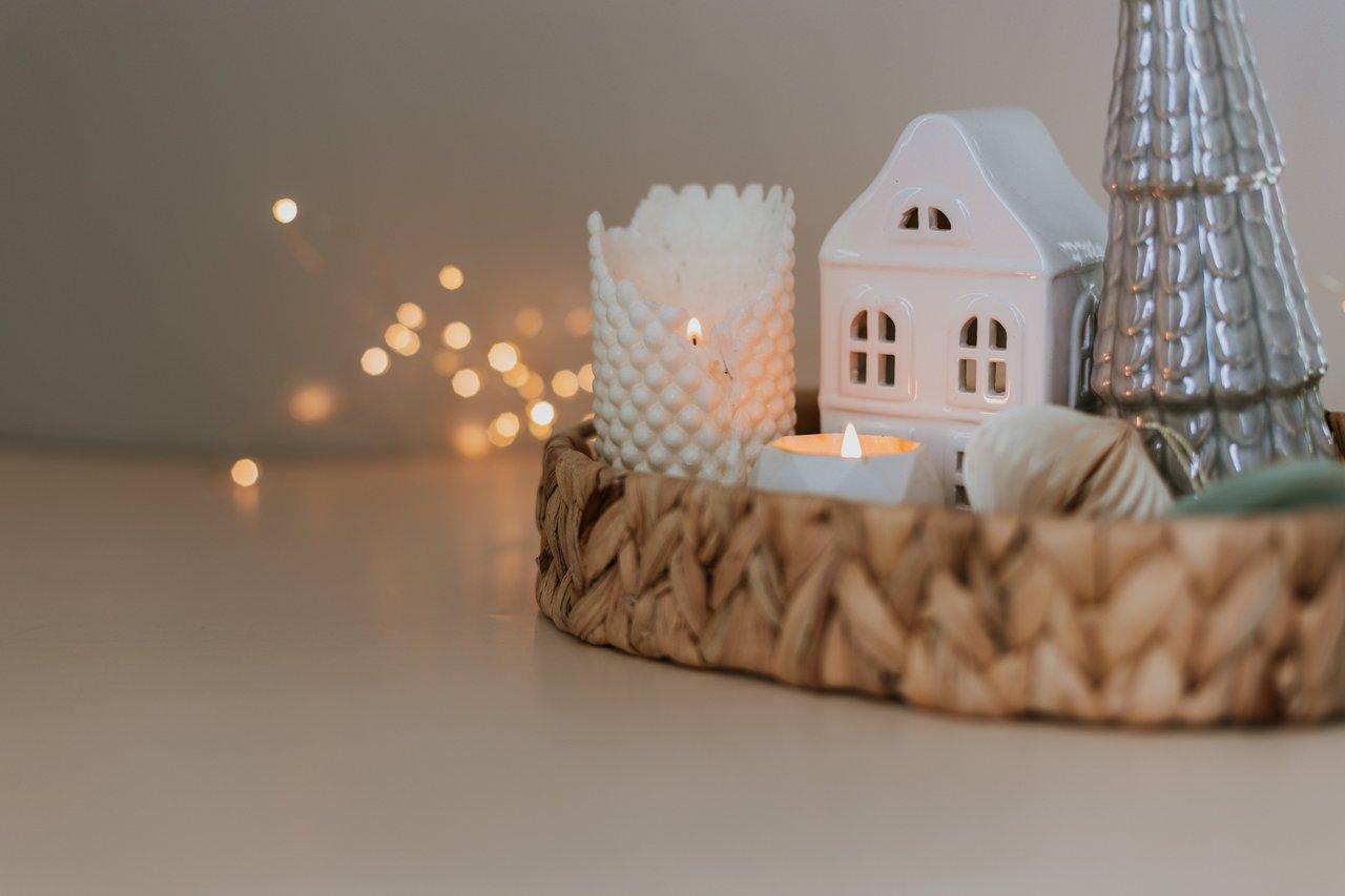 Intérieur chaleureux d'hiver avec plaid, bougie allumée et coin lecture cosy, parfait pour rester en forme.