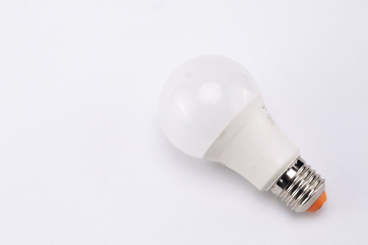 Intérieur lumineux avec ampoules LED et thermostat connecté pour un hiver écologique et économe en énergie.