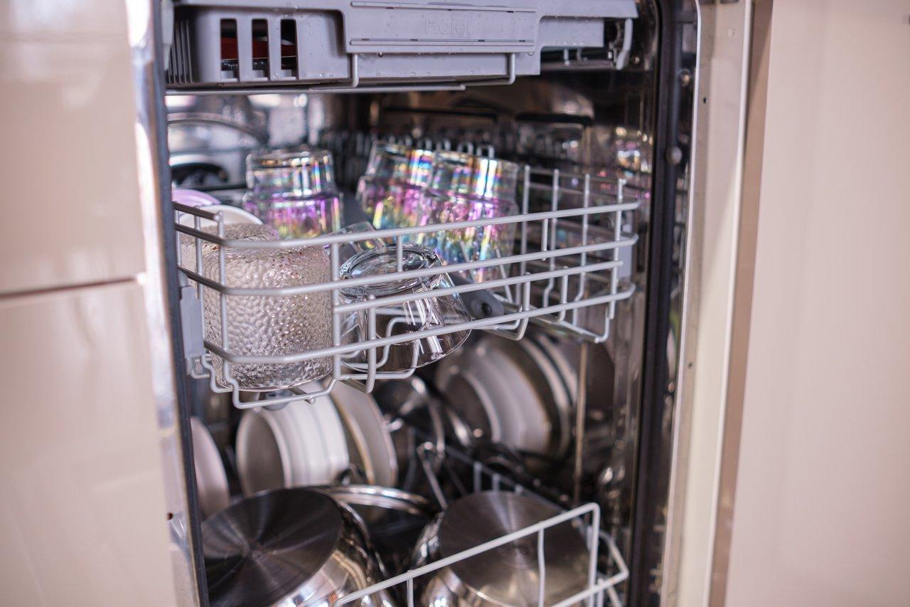 Lave-vaisselle Bosch Série 4 dans une cuisine familiale moderne, optimisant la consommation énergétique annuelle.