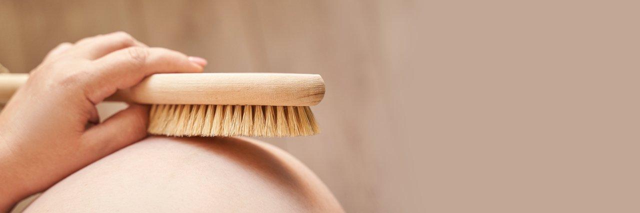 Le dry facial brushing morning stimule la circulation et prépare la peau pour une journée pleine d'énergie.
