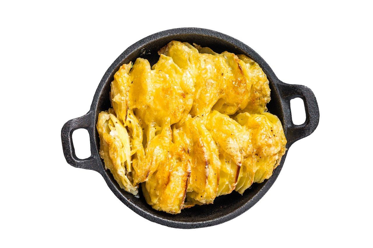 Manches fines de pommes de terre soigneusement tranchées pour un gratin dauphinois léger et savoureux.