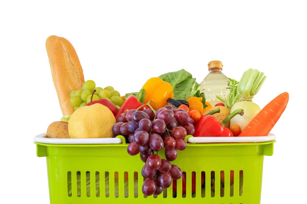 Panier de courses coloré avec légumes frais, fruits, protéines et céréales complètes pour une alimentation saine et pratique.