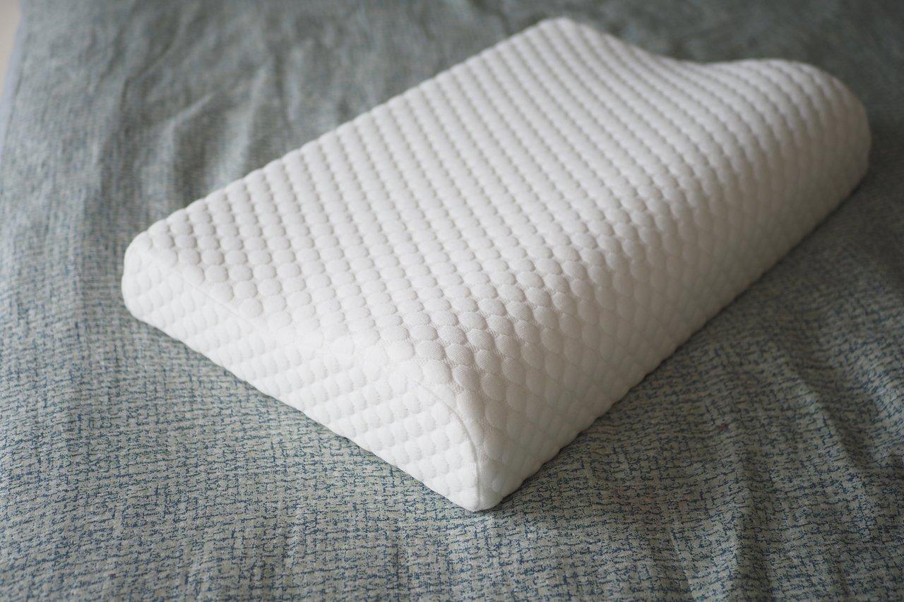 Personne dormant paisiblement avec un memory foam lumbar pillow sleeping pour une meilleure récupération nocturne.