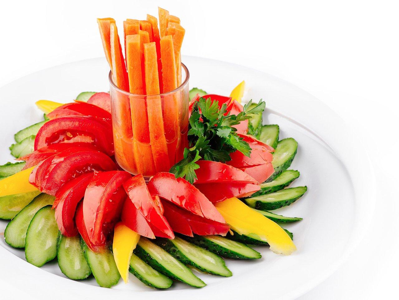 Plateau de nourriture saine et colorée, parfait pour une alimentation équilibrée et variée.