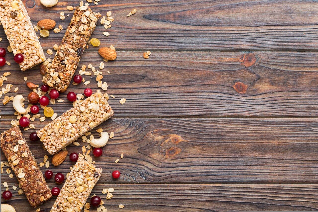 Préparation de barres de céréales maison avec ingrédients naturels pour un snack sain et nutritif.