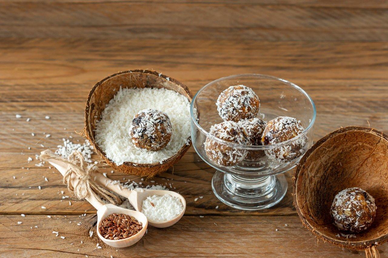 Préparation de coconut energy balls maison, idéale pour les sportifs débutants soucieux de leur nutrition.