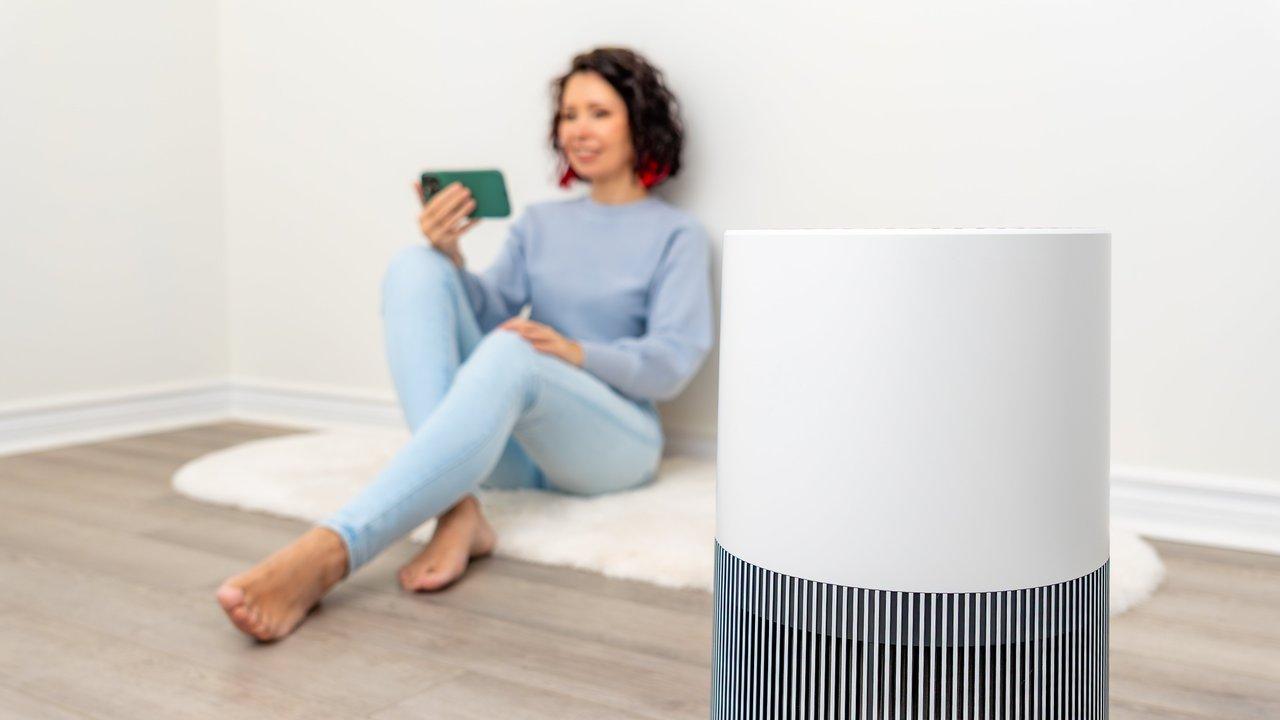 Purificateur d’air Rowenta Intense Pure Air XL dans un salon moderne offrant une atmosphère saine et propre.