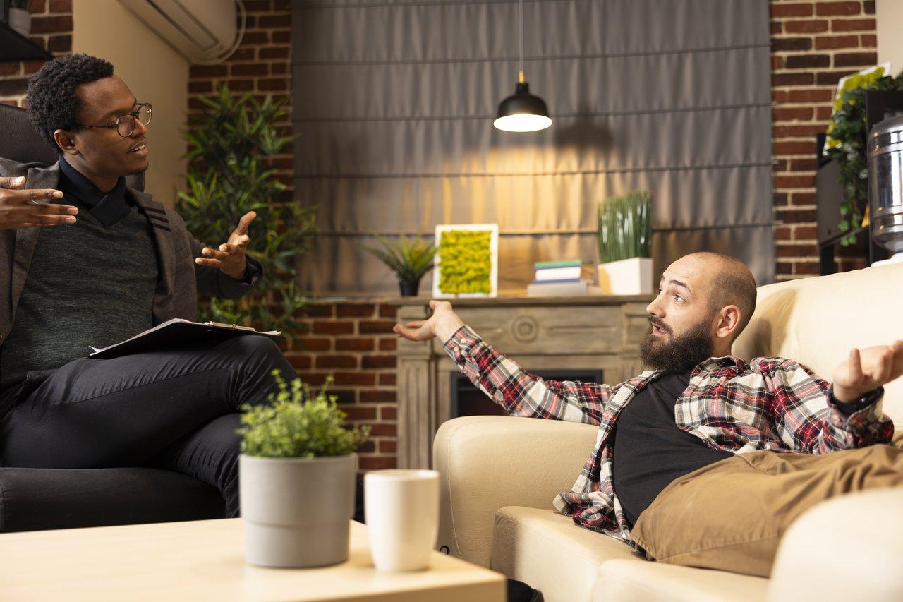 Réunion de managers dans un bureau lumineux pour élaborer une politique de santé mentale au travail, favorisant l’équilibre vie pro et perso.