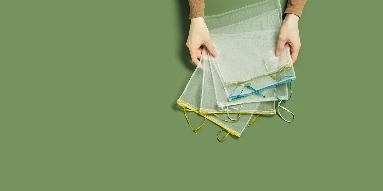 Sac en tissu fait maison rempli de légumes en vrac, illustrant des astuces écologiques pour réduire le plastique.