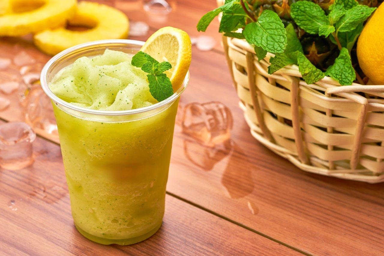 Smoothie vert clair à la menthe, une boisson rafraîchissante aux saveurs fruitées de saison.