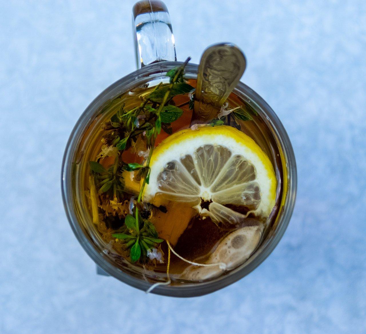 Tasse de lemon verbena tea winter fumante, idéale pour réchauffer en saison froide.