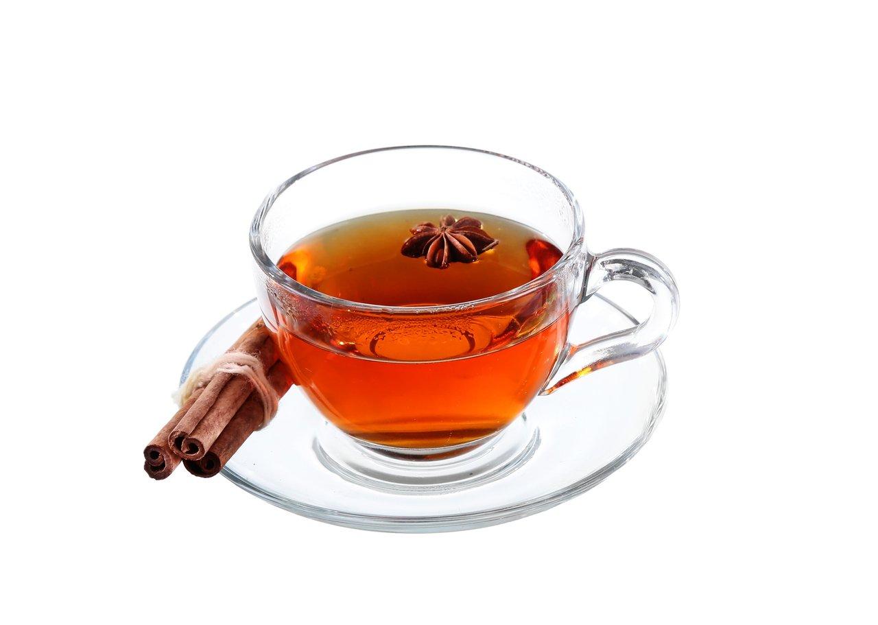 Tasse de spiced herbal tea chaud aux épices pour renforcer l'immunité hivernale.