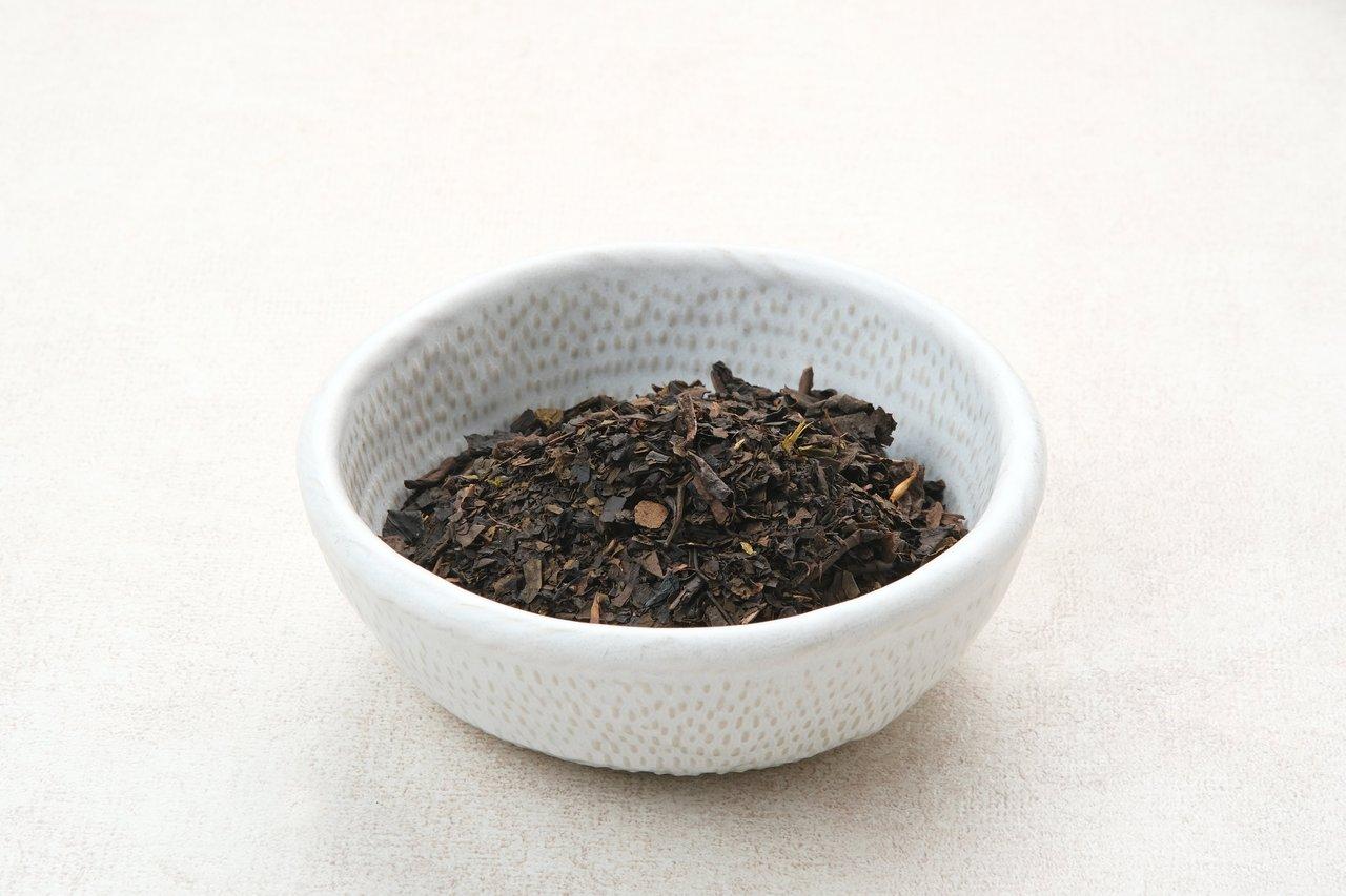 Tasse de tisane de racine de réglisse bio pour booster l’énergie lors de surmenage.