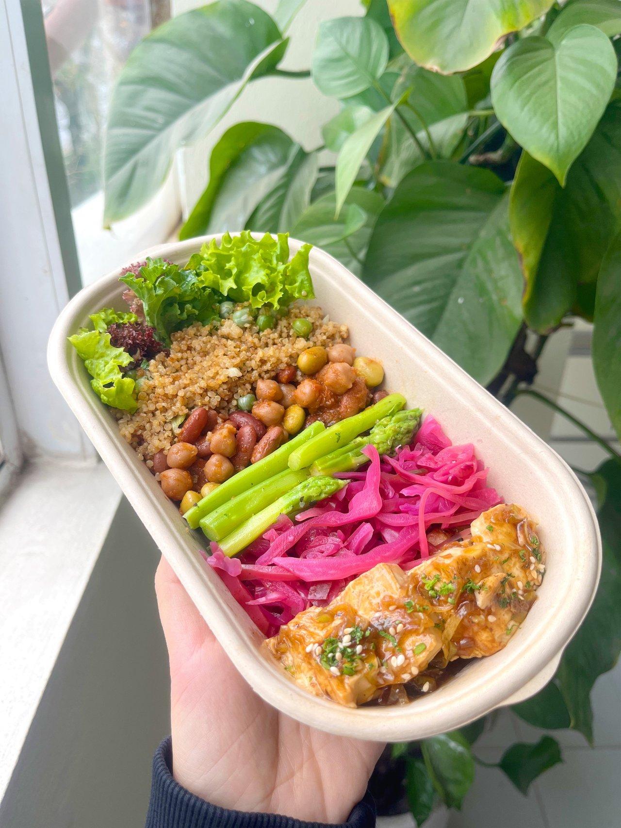 Un bol coloré de protéines végétales avec légumineuses, céréales et fruits à coque pour une alimentation saine.