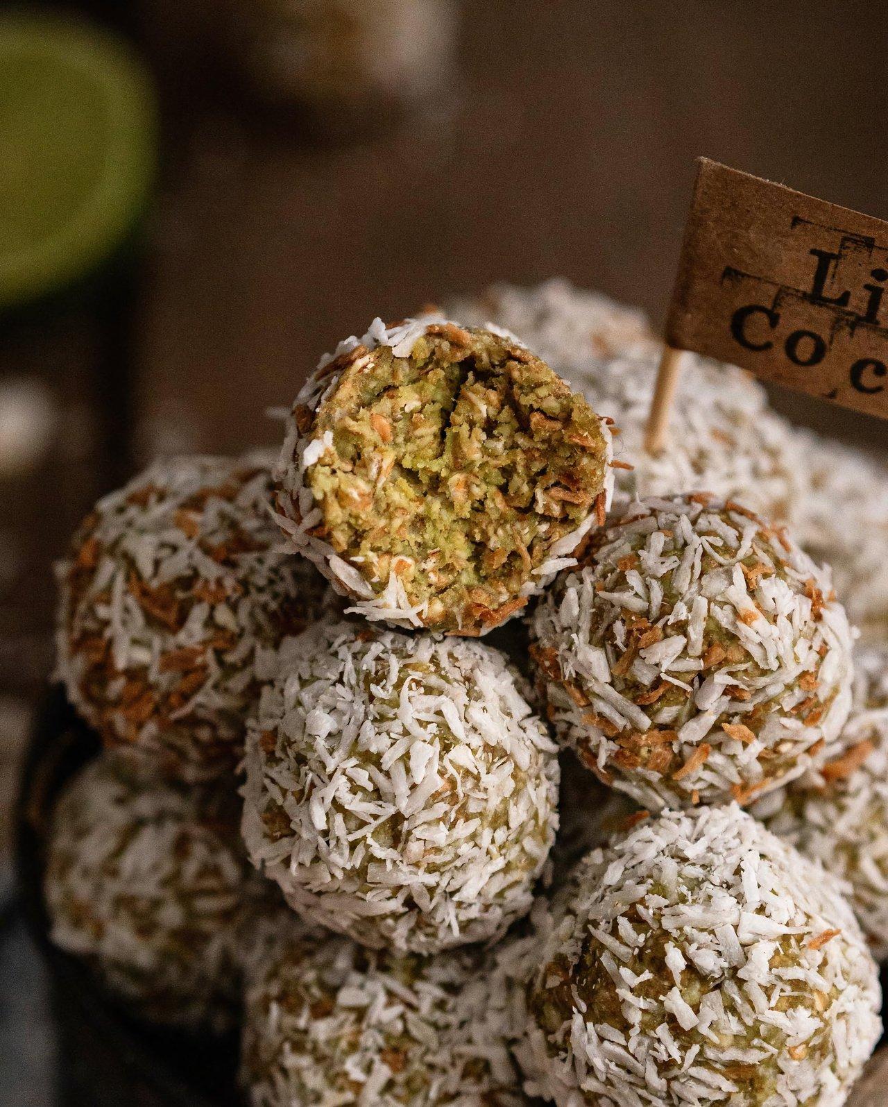 Un bol de coconut energy balls, snack énergétique idéal pour les sportifs débutants.