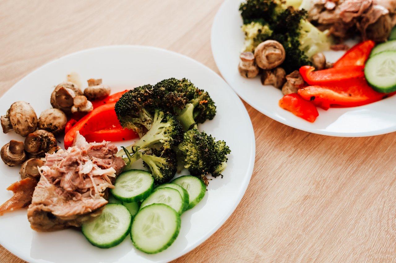 Un dîner printanier healthy avec légumes vapeur, poulet aux herbes et salade fraîche colorée.