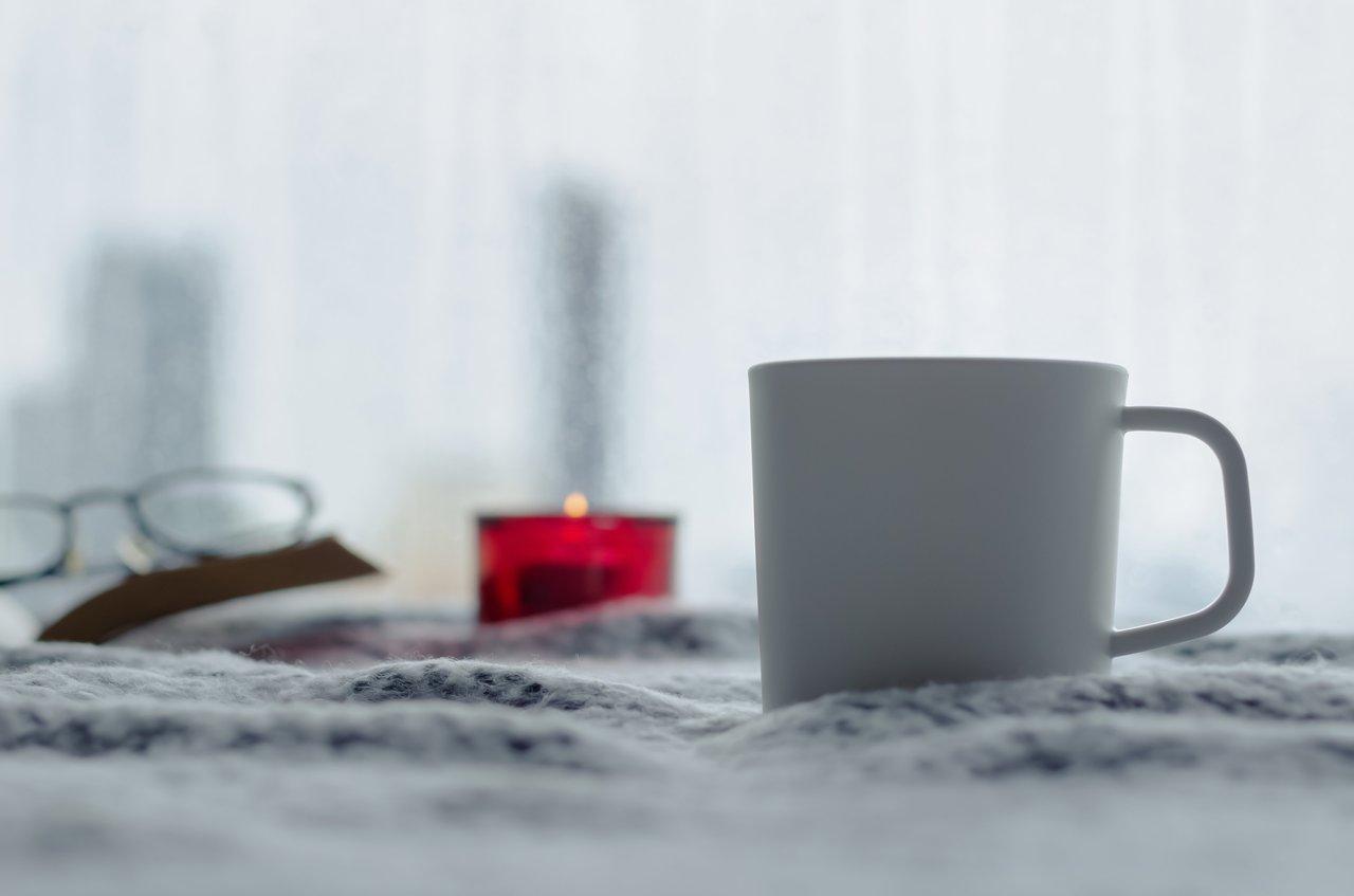 Un rituel de coucher hivernal avec infusion, bougie parfumée et ambiance chaleureuse pour un winter bedtime ritual apaisant.