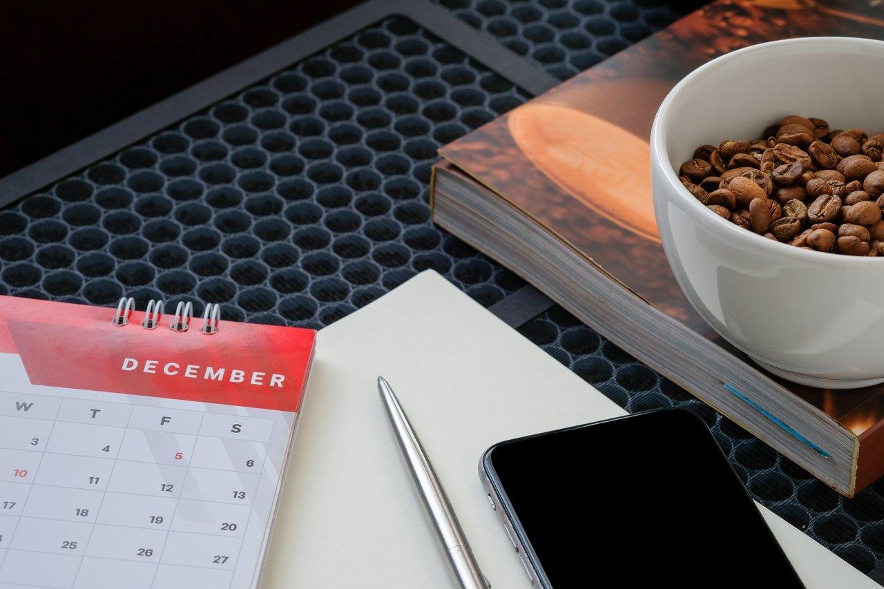 Un wellness schedule planner organisé avec notes colorées pour intégrer facilement des moments de bien-être.