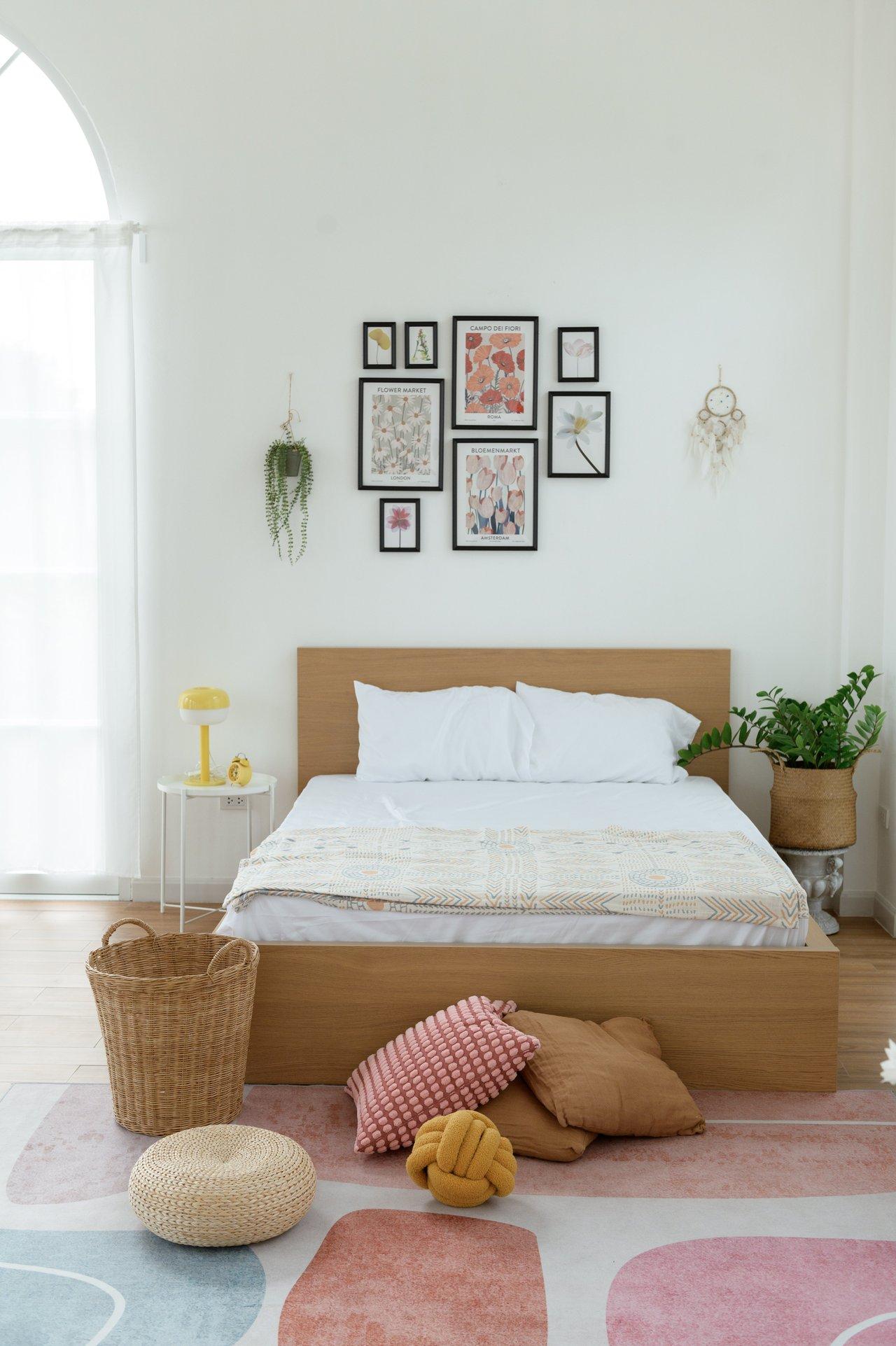 Une ambiance paisible dans une chambre minimaliste et lumineuse, idéale pour une soirée relaxante et apaisante.