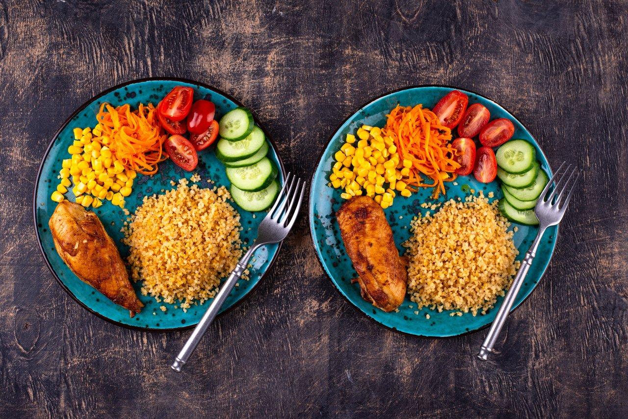 Une assiette équilibrée avec légumes, céréales complètes et protéines pour une alimentation saine et durable.