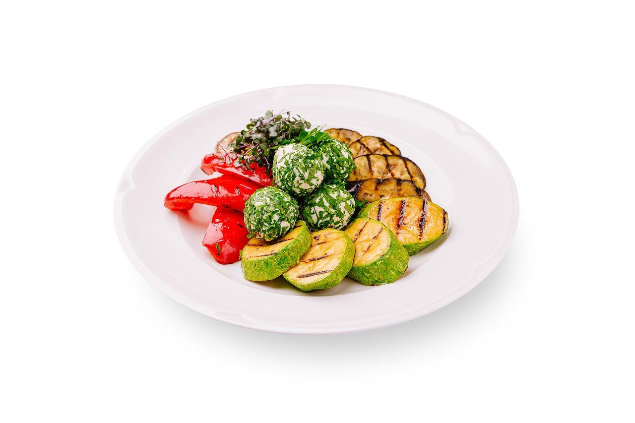 Une assiette équilibrée avec légumes de saison, légumineuses et poisson pour une alimentation saine.