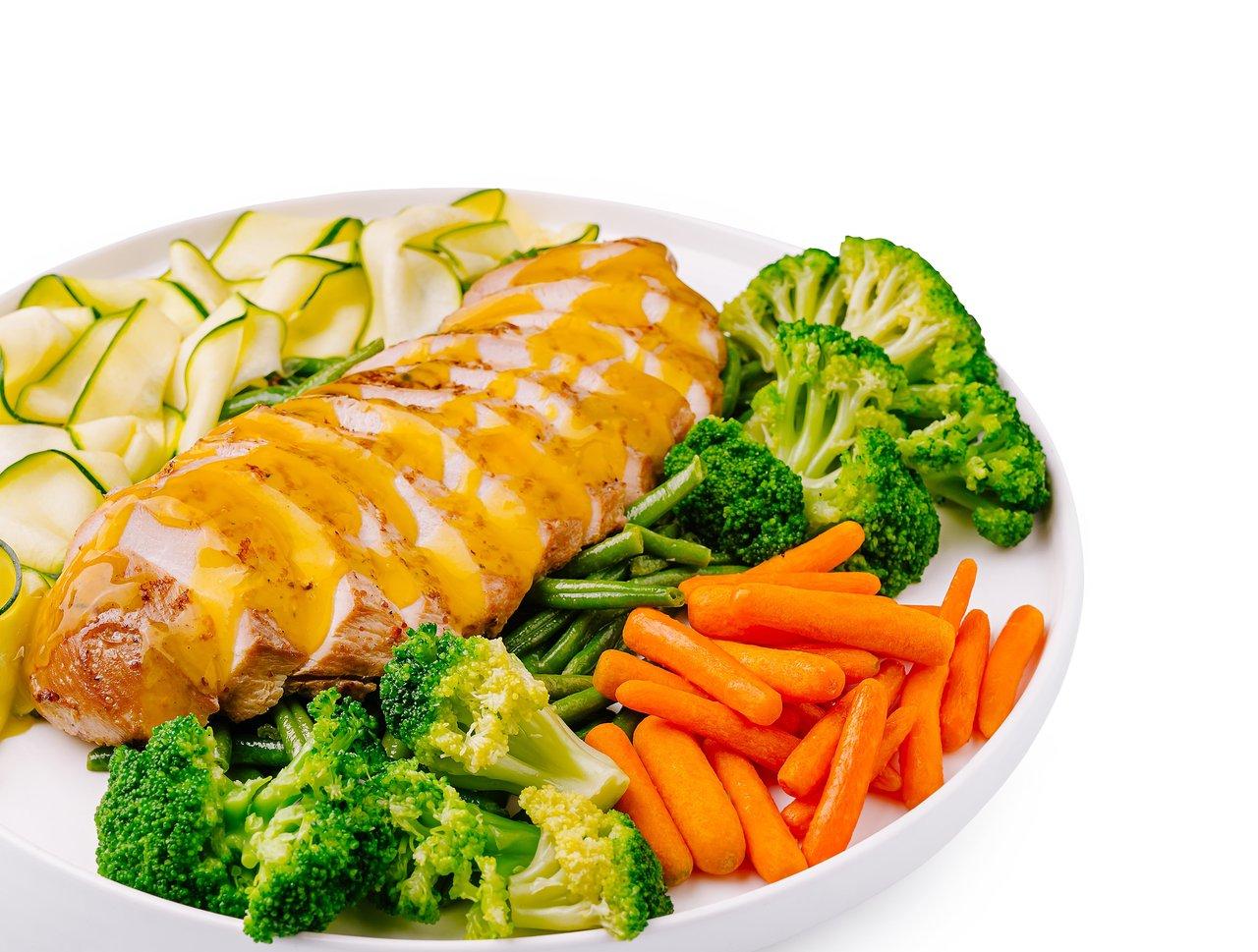 Une assiette équilibrée et saine avec légumes colorés, poulet grillé et quinoa, illustrant les principes d'une alimentation nutritive.